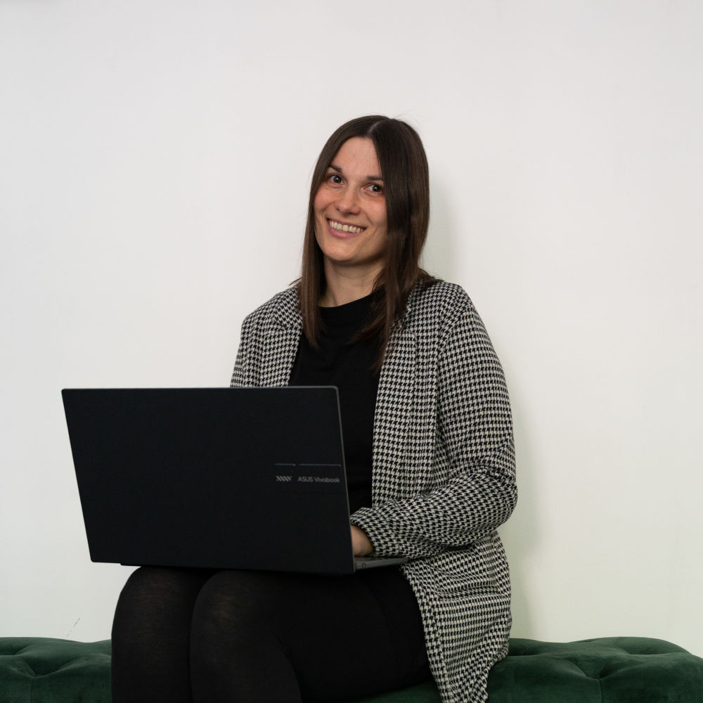 ervaringen en reviews freelance tekstschrijver nina janmaat met laptop