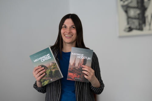 sciencefictionschrijver nina janmaat van natuurlijk verhaal in leiden met mechanische oase en elektrische woestijn klein